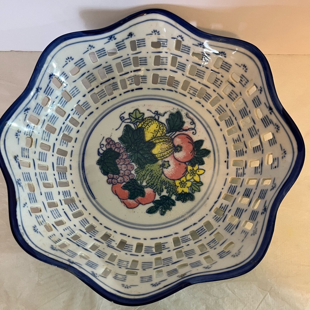 VINTAGE PIERCED BASKET WEAVE PORCELAIN POTTERY BLUE/WHITE WITH FRUIT/VEGETABLES‎